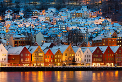 Bergen, kota terbesar ke-2 di Norwegia setelah Oslo. Kita bisa menikmati sedikit 'aurora' di malam hari | visitnorway.com